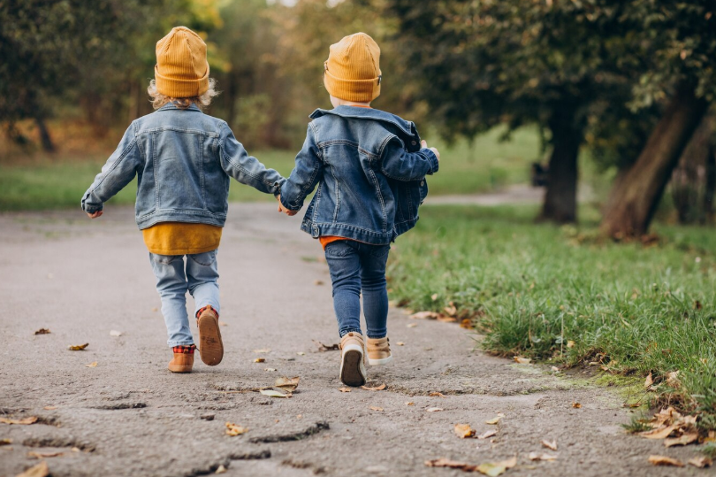Image de deux enfants sur une route