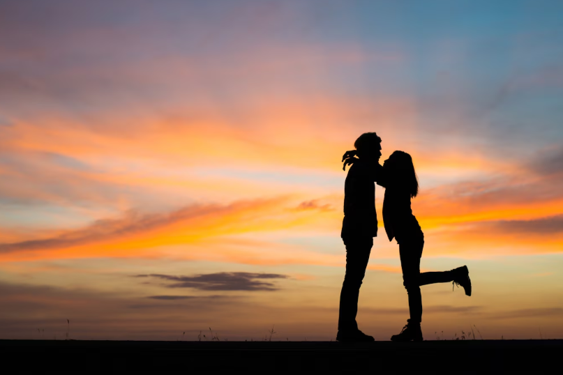 image au coucher du soleil avec un couple qui se rapproche