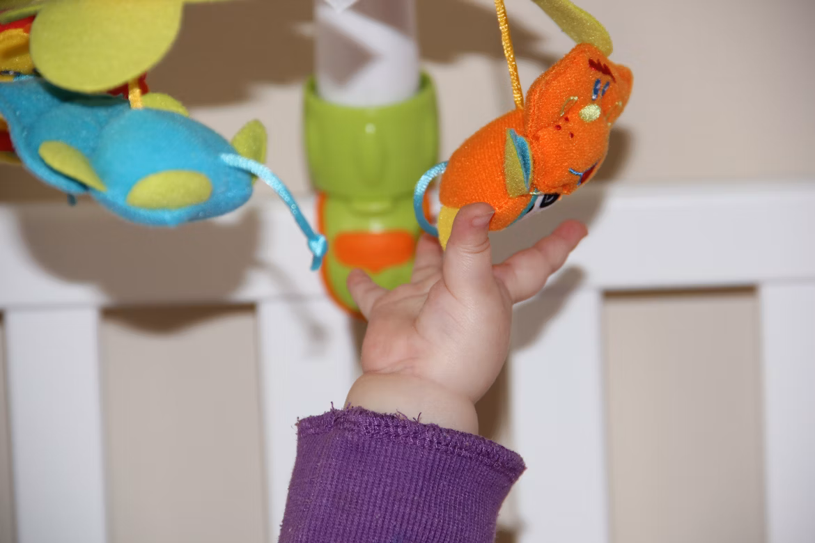 Main d'enfant qui prend un jouet